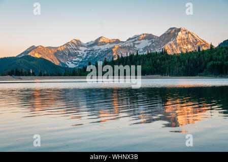 Berge im silbernen See flache Behälter bei Sonnenuntergang widerspiegelt, in der Nähe der Lake Loop Scenic Byway in American Fork Canyon, Uinta-Wasatch-Cache Nationalen Stockfoto