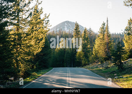 Straße und Berg in den Uinta mountains, Utah Stockfoto