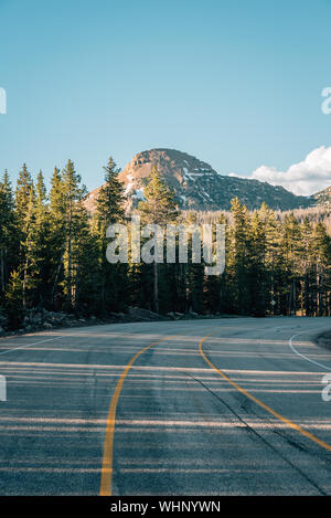 Straße und Berg in den Uinta mountains, Utah Stockfoto