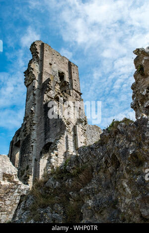 Ruinen von Corfe Castle halten unter blauen bewölkten Himmel Stockfoto