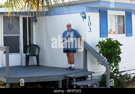 Cape Canaveral, United States. 02 Sep, 2019. September 2, 2019 - Cape Canaveral, Florida, United States - Coleen Casey stellt auf der Veranda Ihrer Mobile Home, als sie für einen Bus zu einer Evakuierung, Schutz zu nehmen als Hurrikan Dorian Prognose ist gefährlich nah an der Küste von Florida nach dem Ausschalen auf den Bahamas als Kategorie 5 Sturm, am 2. September 2019 in Cape Canaveral, Florida umzuziehen, wartet. Credit: Paul Hennessy/Alamy leben Nachrichten Stockfoto