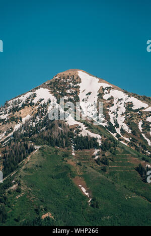 Blick auf einen schneebedeckten Berg in der Wasatch Range, in Provo, Utah Stockfoto