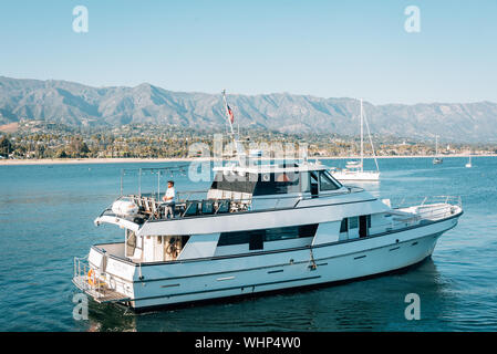 Boot in den Pazifischen Ozean, von Stearns Wharf gesehen, in Santa Barbara, Kalifornien Stockfoto