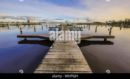 Leere Holzsteg in der Marina auf dem Lake Shore in Friesland, Niederlande Stockfoto