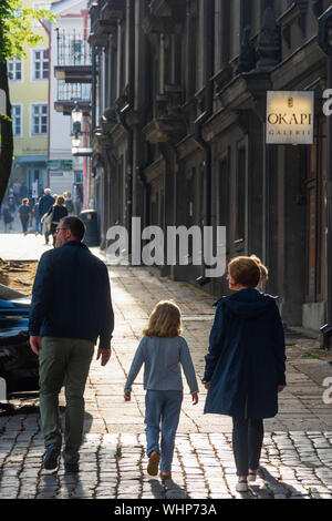 Familie, die im Hintergrund durch die Sytreet in der Altstadt von Tallinn geht Stockfoto