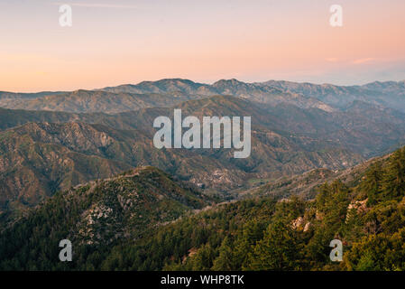 Blick vom Mount Wilson bei Sonnenuntergang, in Angeles National Forest, Kalifornien Stockfoto