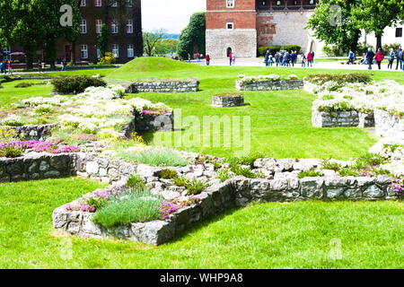 Steinblöcke in den Gärten der Burg Wawel in Krakau, Polen Stockfoto