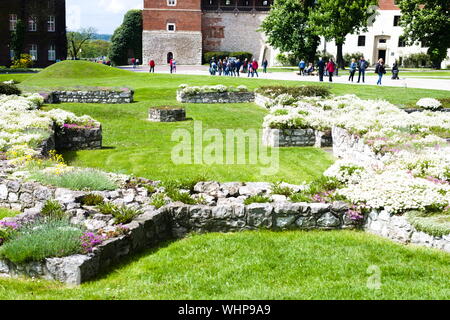 Steinblöcke in den Gärten der Burg Wawel in Krakau, Polen Stockfoto