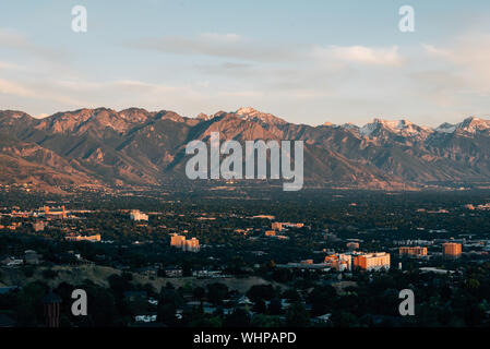 Blick auf die Berge in der Ferne bei Sonnenuntergang von Ensign Peak, in Salt Lake City, Utah Stockfoto