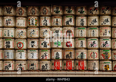 DEC 5, 2019 Tokyo, Japan - Sake Fässer Wand oder Kazaridaru der Meiji Jingu-Schrein. Verwendung als Geschenk zu Shinto Gott von Unternehmen. Stockfoto