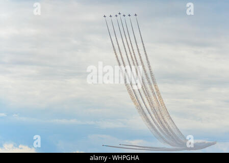 Toronto, Kanada. 01 Sep, 2019. Hawk T1 Jet von der britischen Royal Air Force (RAF) rote Pfeile aerobatic Demonstration team Betrieben ein Manöver während des 70. jährlichen kanadischen International Air Show (CIAS) über den Lake Ontario in Toronto durchführen. Credit: SOPA Images Limited/Alamy leben Nachrichten Stockfoto