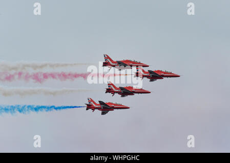 Toronto, Kanada. 01 Sep, 2019. Hawk T1 Jet von der britischen Royal Air Force (RAF) rote Pfeile aerobatic Demonstration team Betrieben ein Manöver während des 70. jährlichen kanadischen International Air Show (CIAS) über den Lake Ontario in Toronto durchführen. Credit: SOPA Images Limited/Alamy leben Nachrichten Stockfoto