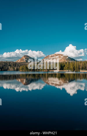 Snowy Mountains in Trial See widerspiegeln, in den Uinta mountains, Utah Stockfoto