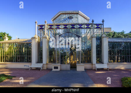 Das Palm House einen Wintergarten, ein Glashaus im Jahre 1875 gebaut und jetzt von Kakteen und Sukkulenten in Adelaide, SA, Australien umgeben Stockfoto