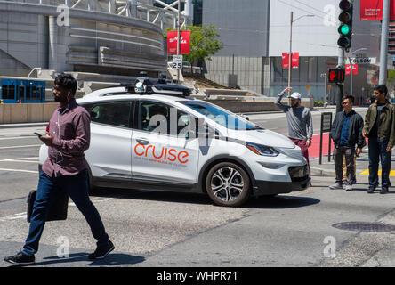 San Francisco, USA. 02 Mai, 2019. Selbstfahrende Auto der Roboter Car Company Kreuzfahrt der US-Konzern General Motors führt zu Unmut unter den Fußgängern, nachdem es an einem Scheideweg stecken und lässt sie in Rot. (Dpa' der Roboter Taxi Revolution ist ein langer Zeit kommen") Credit: Andrej Sokolow/dpa/Alamy leben Nachrichten Stockfoto