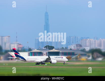 Flugzeuge Airbus A350 von latam Airlines vorbereiten vom internationalen Flughafen Tan Son Nhat, Ho Chi Minh City, Vietnam. Stockfoto