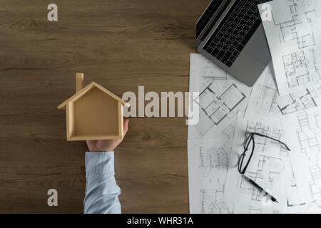 Real estate agent die Unterzeichnung eines Vertrages über einen Hausschlüssel Immobilien Home Loan Stockfoto