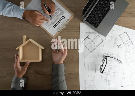 Real estate agent die Unterzeichnung eines Vertrages über einen Hausschlüssel Immobilien Home Loan Stockfoto