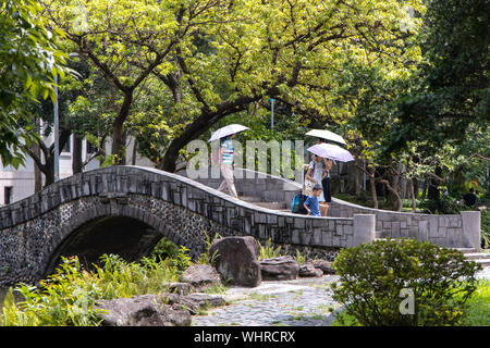 21 Aug, 2019 Menschen zu Fuß in 2-28 Peace Park, Taipeh, Taiwan Stockfoto