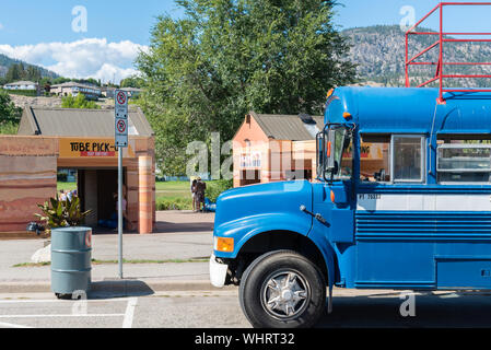 Penticton, British Columbia/Kanada - September 2, 2019: Shuttle Bus vor der Coyote Kreuzfahrten River Float Firma geparkt Stockfoto