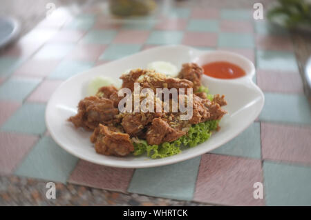 Gebratenes Schweinefleisch Darm mit Knoblauch. Stockfoto