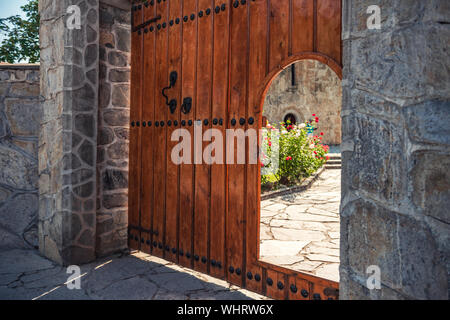 Gateway zu den alten albanischen Tempel in der Kis Dorf Stockfoto