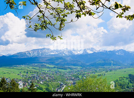 Inspirierende Landschaft Bergpanorama, schöner Tag im Sommer Tatra, Bergrücken über blauen Himmel in Zakopane, Polen Stockfoto