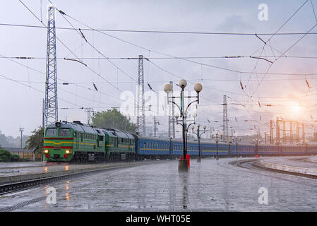 Ukrainische Eisenbahnen alte Personenzug am Bahnhof zu übernachten. Lviv, Ukraine. Stockfoto