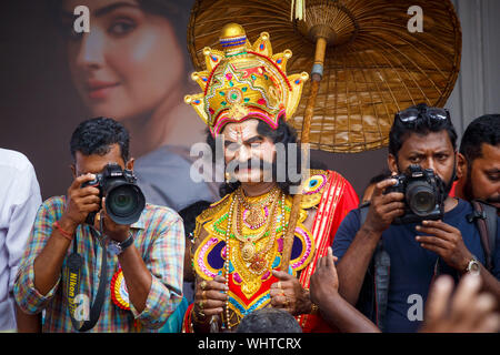 Kochi, Kerala, Indien - 2. September 2019 - Mann verkleidet als Mahabali in Athachamayam Prozession an Thripunithura in Kochi Stadt gehalten Stockfoto