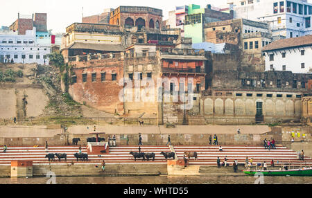 Atemberaubende Aussicht auf die Stadt Varanasi mit bunten Häusern und Gebäuden über ein Ghat durch die heiligen Ganges gebadet. Stockfoto