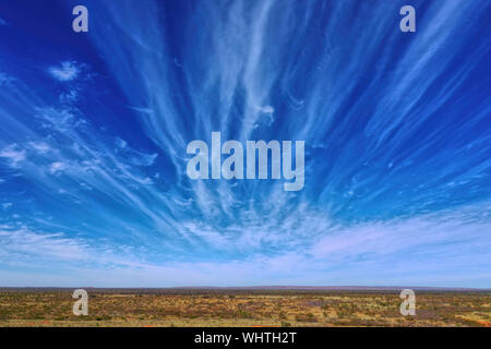 Ungewöhnliche Wolken mit einem blauen Himmel und ariden Land im Vordergrund mit einer Drohne getroffen Stockfoto