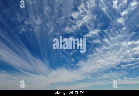 Wind fegte weiße Wolken und blauer Himmel an einem sonnigen Tag Foto mit einer Drohne getroffen Stockfoto