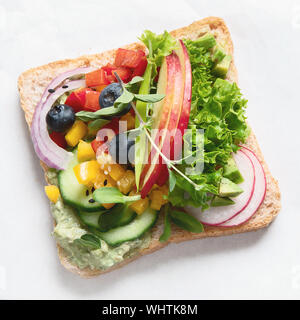 Vegan Sandwich. Ernährung auf pflanzlicher Basis. Vegetarische gesunde Ernährung Konzept. Sauber, Essen. Ansicht von oben. Stockfoto