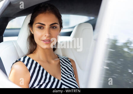 Dark-eyed Frau Gefühl nachdenklich, während im Auto sitzen Stockfoto