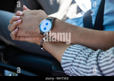 Mann tragen Hand watch zitternden Hand von seiner liebevollen Frau Stockfoto