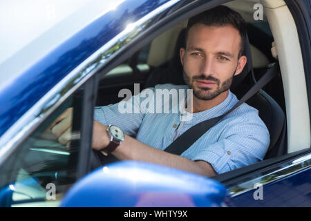 Bärtiger Mann gut fühlen, während sein Auto fahren Stockfoto