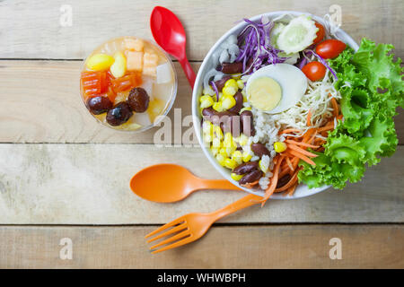 Obst Salat Topping auf Tofu Stockfoto