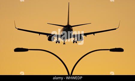 Richmond, British Columbia, Kanada. 2. Sep 2019. Eine Boeing 737 Single-Aisle-Jet Airliner Airborne auf kurze letzte Ansatz zur Landung auf dem Internationalen Flughafen von Vancouver im Sonnenuntergang, Montag, 2. September 2019. Credit: bayne Stanley/ZUMA Draht/Alamy leben Nachrichten Stockfoto