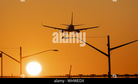 Richmond, British Columbia, Kanada. 2. Sep 2019. Ein American Airlines Boeing 737-800 (N 926) Single-Aisle-Jet Airliner Airborne auf kurze letzte Ansatz zur Landung auf dem Internationalen Flughafen von Vancouver im Sonnenuntergang, Montag, 2. September 2019. Credit: bayne Stanley/ZUMA Draht/Alamy leben Nachrichten Stockfoto