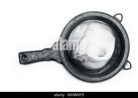 Nahaufnahme des gelben Kunststoff Sieb oder Sieb isoliert auf Weiss. Stockfoto