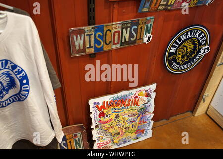 Milwaukee, WI USA. Apr 2018. Die historische Third Ward und Markt im Freien mit Touristen essen, einkaufen, und einfach nur Entspannen mit einem guten Drink. Stockfoto