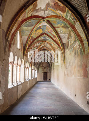 BRIXEN - BRESSONONE, Italien - 31 AUGUST, 2019: Blick auf Dom, Kreuzgang mit Fresken, die biblische Szenen. Stockfoto