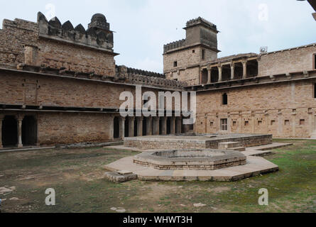 Ein 3-stöckiges Palace in Chanderi fort, Madhya Pradesh, Indien. Der Palast hat einen Brunnen und ein Tank in der Hof. Das Fort liegt an der pe entfernt Stockfoto