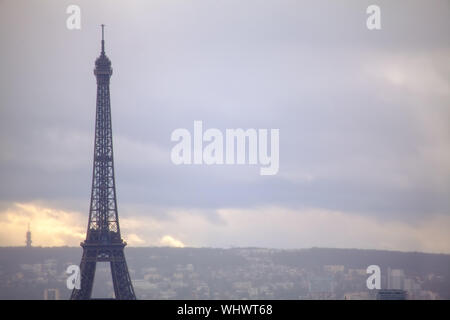 Blick auf den Eiffelturm in Paris. Stockfoto