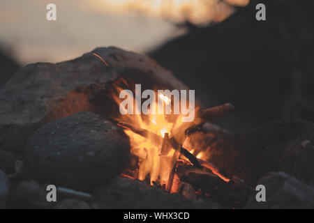 Einladendes Lagerfeuer am Strand im Sommer. Bevor die Nacht Stockfoto