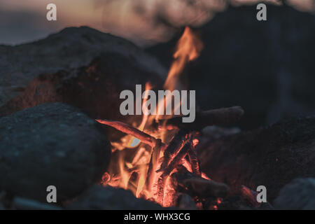 Einladendes Lagerfeuer am Strand im Sommer. Bevor die Nacht Stockfoto