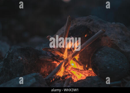 Einladendes Lagerfeuer am Strand im Sommer. Bevor die Nacht Stockfoto