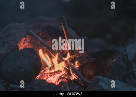 Einladendes Lagerfeuer am Strand im Sommer. Bevor die Nacht Stockfoto