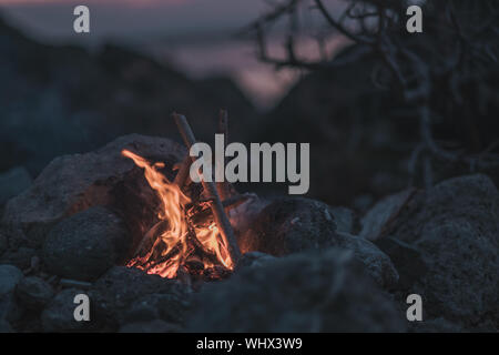 Einladendes Lagerfeuer am Strand im Sommer. Bevor die Nacht Stockfoto