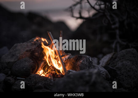 Einladendes Lagerfeuer am Strand im Sommer. Bevor die Nacht Stockfoto